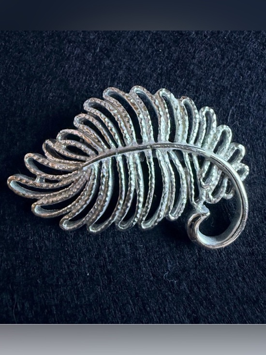 Gerry'S Jewelry - VTG Gerry's silver-tone leaf or feather brooch